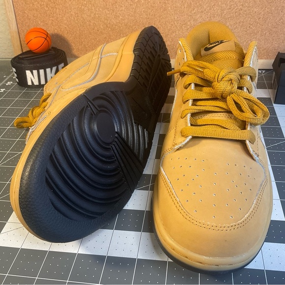 Nike dunk retro
 *wheat gum
brand new
NWOT - Picture 8 of 13